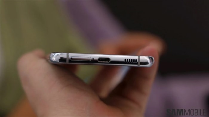 Samsung Galaxy S21 có một lỗi thiết kế nhỏ, có thể khiến người dùng chọc nhầm lỗ - Ảnh 2. Samsung Galaxy S21 có một lỗi thiết kế nhỏ, có thể khiến người dùng chọc nhầm lỗ - Ảnh 2.