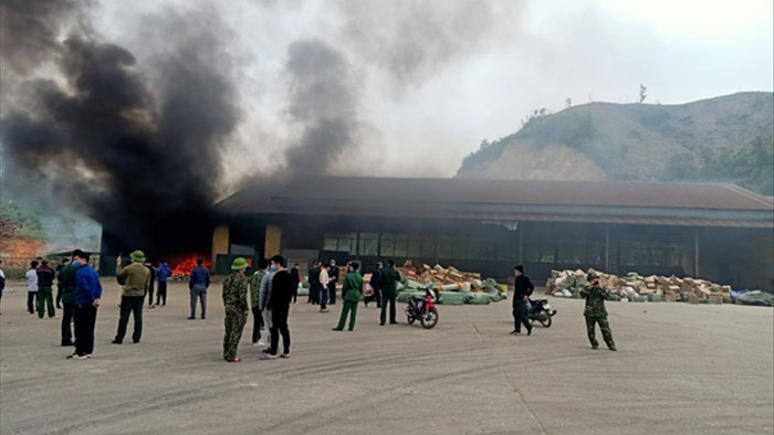 Kho hàng hoá 10 tấn ở cửa khẩu Bắc Phong Sinh cháy nghi ngút