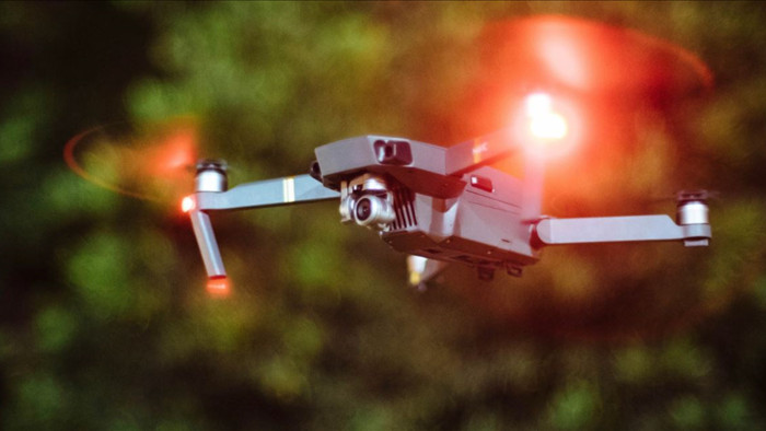 Một người đàn ông đối mặt nguy cơ vào tù và bị phạt 250.000 USD vì đâm drone quay phim vào máy bay cảnh sát - Ảnh 1.