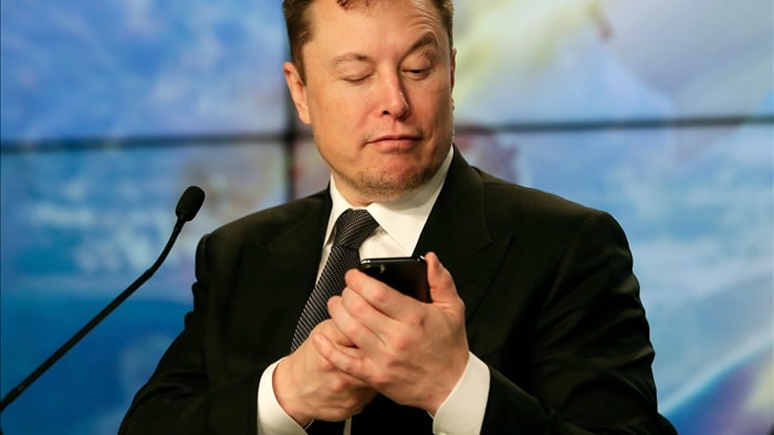 Sợ Elon Musk sa đà vào cãi nhau trên mạng, Tesla tuyển cả chuyên viên bảo vệ ông trên Twitter - Ảnh 1. Sợ Elon Musk sa đà vào cãi nhau trên mạng, Tesla tuyển cả chuyên viên bảo vệ ông trên Twitter - Ảnh 1.