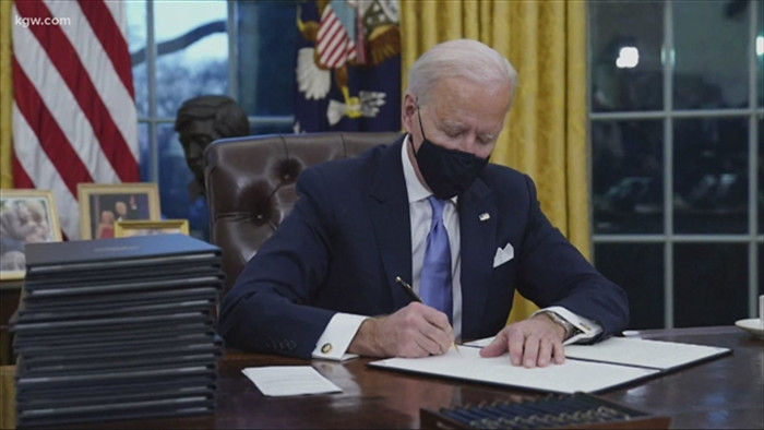 Ông Biden ký sắc lệnh tăng lương cho người lao động, hỗ trợ thực phẩm cho dân - 1