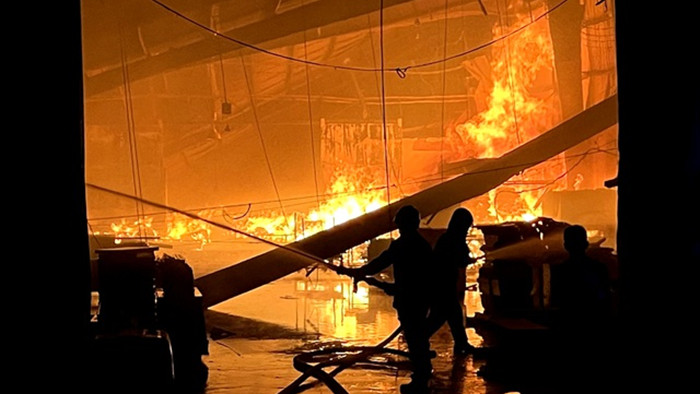 Hỏa hoạn cực lớn, công ty gỗ rộng hàng nghìn m2 chìm trong biển lửa - 3