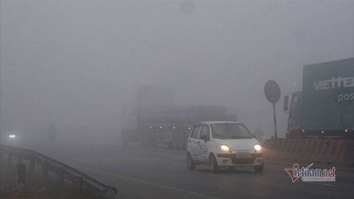 Sương mù dày đặc, ô tô 'bò' trên quốc lộ ở Thanh Hóa