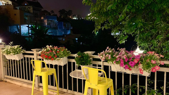 Vợ chồng ở Sài Gòn lên Đà Lạt xây ngôi nhà hoa đẹp như bước ra từ cổ tích - 8