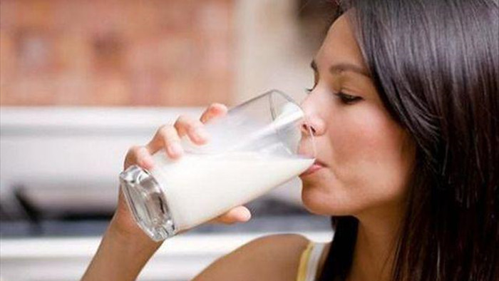 Ai cũng khuyên không ăn chuối, uống sữa khi bụng đói: Bác sĩ lý giải sự thật không ngờ - 1