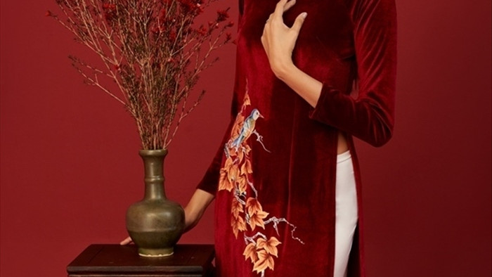 Hoàng Thùy diện áo dài Tết cùng ‘nàng thơ xứ Huế’ Ngọc Trân