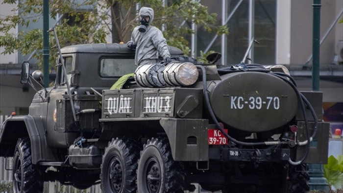 Ảnh: Quân đội dùng xe đặc dụng phun khử trùng tại Quảng Ninh - 1