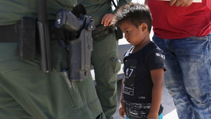 Tòa án Mỹ giữ lại chính sách thời Trump về trục xuất trẻ nhập cư - 1