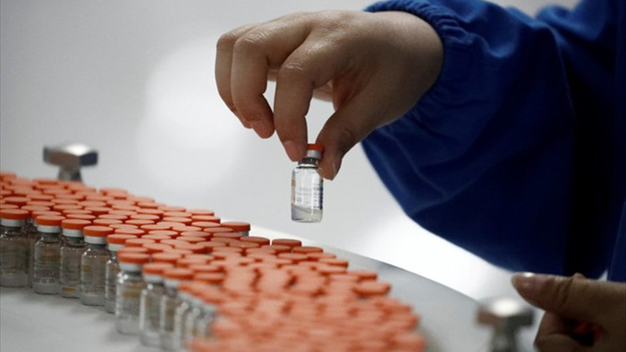 Trung Quốc bắt 80 người bán vắc xin Covid-19 giả - 1