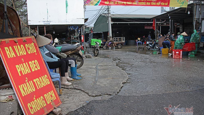 Độc nhất Việt Nam, sắm cá Koi lai về cúng ông Công ông Táo
