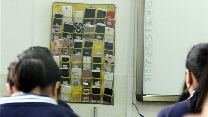 Học sinh Trung Quốc khóc ròng vì loạt quy định mới cực gắt về điện thoại di động - Ảnh 1.