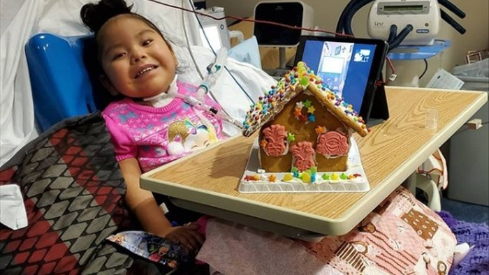 Stella đón lễ Giáng sinh trong bệnh viện cùng với các y bác sĩ và trò chuyện với gia đình qua chiếc ipad