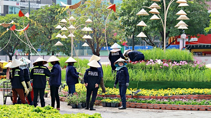 Công nhân gấp rút hoàn thiện những hạng mục cuối cùng của đường hoa Nguyễn Huệ - 7