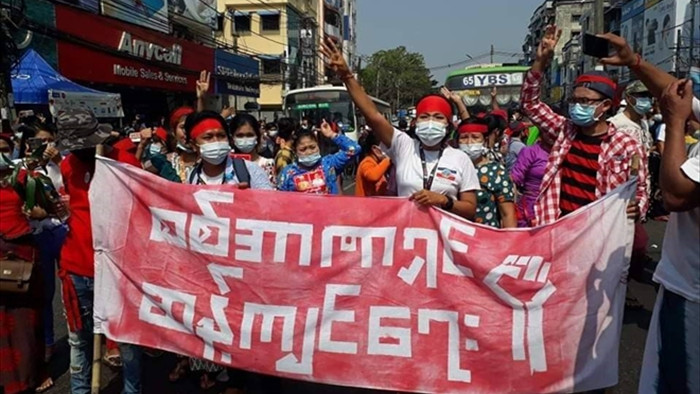 Biểu tình dữ dội phản đối chính quyền ở thành phố lớn nhất Myanmar - 1