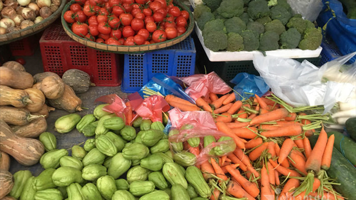 Chợ 27 Tết: Giá rau xanh giảm một nửa, đổ đống không một khách mua