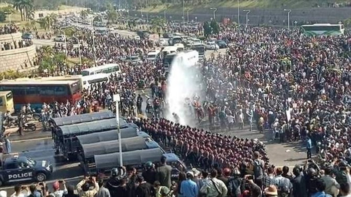 Cảnh sát Myanmar dùng vòi rồng giải tán người biểu tình - 1