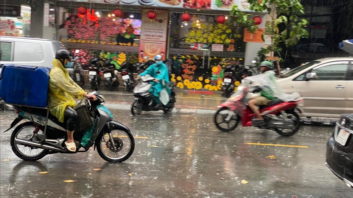 TP.HCM bất ngờ mưa trái mùa rất to ngày giáp Tết