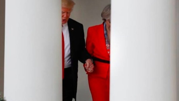Bị ông Trump nắm chặt tay, cựu Thủ tướng Anh sợ chồng hiểu nhầm