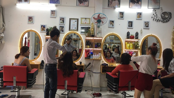 Gia Lai: Khách xếp hàng dài chờ làm tóc, chủ tiệm hốt bạc ngày cuối năm - 3