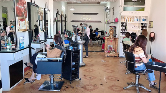 Gia Lai: Khách xếp hàng dài chờ làm tóc, chủ tiệm hốt bạc ngày cuối năm - 2