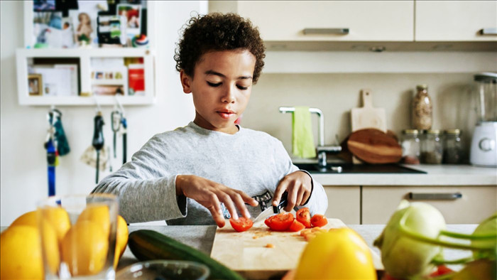 Nấu ăn và 5 kỹ năng quan trọng trẻ 8 - 10 tuổi cần học