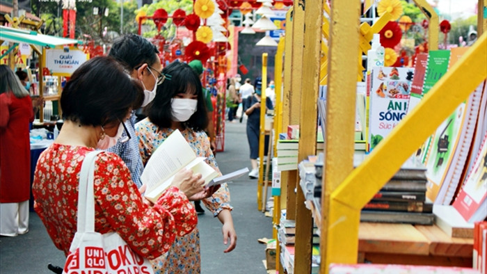 Người Sài Gòn đeo khẩu trang du xuân tại Lễ hội Đường sách Tết Tân Sửu - 1