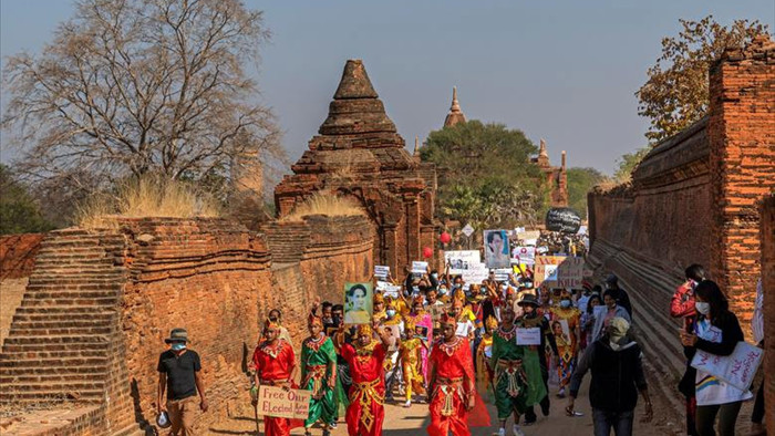 Hình ảnh hàng nghìn người Myanmar biểu tình phản đối binh biến