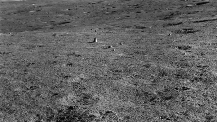 Tàu thăm dò Trung Quốc phát hiện một tảng đá kỳ lạ trên Mặt Trăng - Ảnh 1.
