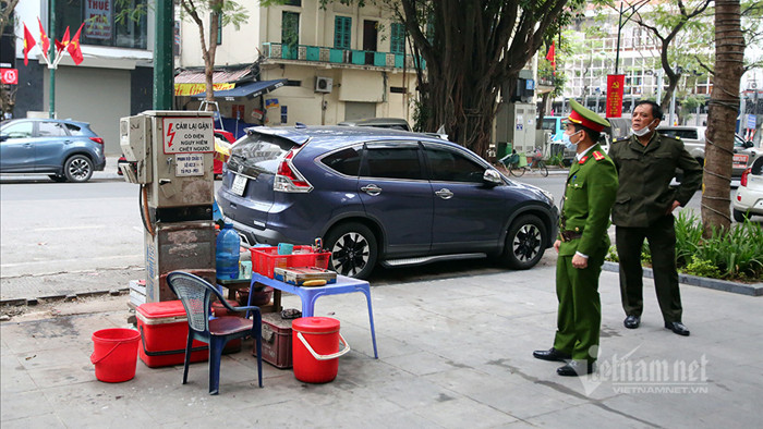 Hà Nội: Hàng ăn chỉ bán cho khách mua mang về