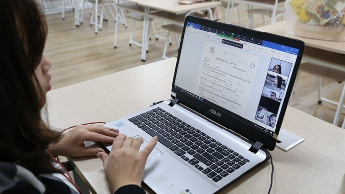 Học thêm cũng online, học sinh ‘mờ mắt’ vì ngồi cả ngày trước máy tính