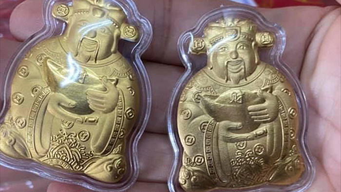 Trâu vàng Trung Quốc, Thần tài bên Tàu tràn sang chợ Việt giá 10.000 đồng