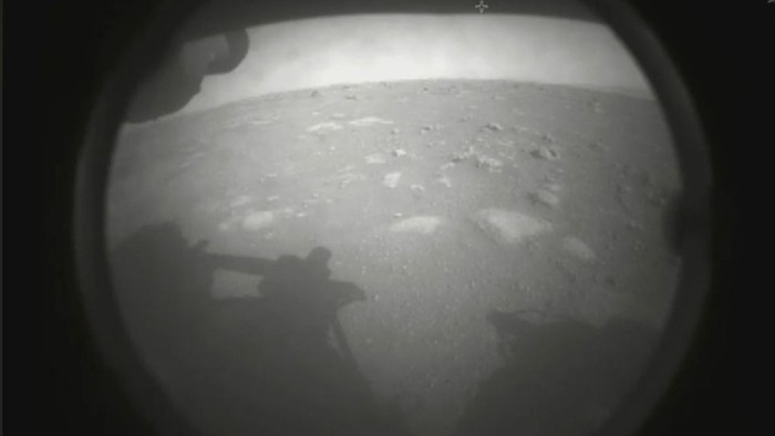 Tàu thám hiểm của NASA truyền về bức ảnh đầu tiên của Hành tinh Đỏ - 1