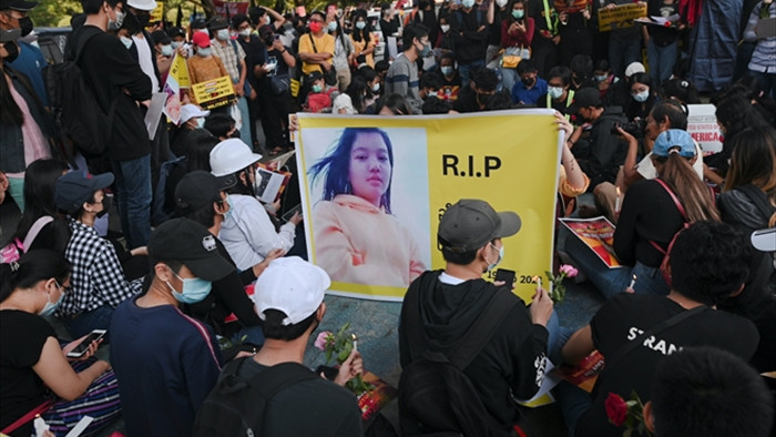 Người Myanmar xuống đường tưởng niệm cô gái trúng đạn khi biểu tình - 1
