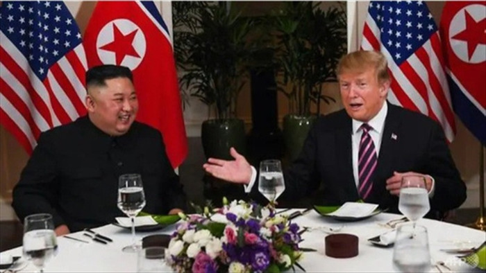 Ông Trump từng đề nghị đưa Kim Jong-un từ Hà Nội về Triều Tiên bằng Không lực 1 - 1