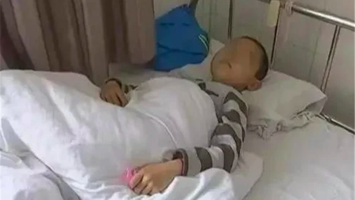Cậu bé 7 tuổi mắc ung thư dạ dày, mẹ ân hận vì quá chiều chuộng mà cho con ăn nhiều món độc hại này - Ảnh 1. Cậu bé 7 tuổi mắc ung thư dạ dày, mẹ ân hận vì quá chiều chuộng mà cho con ăn nhiều món độc hại này - Ảnh 1.
