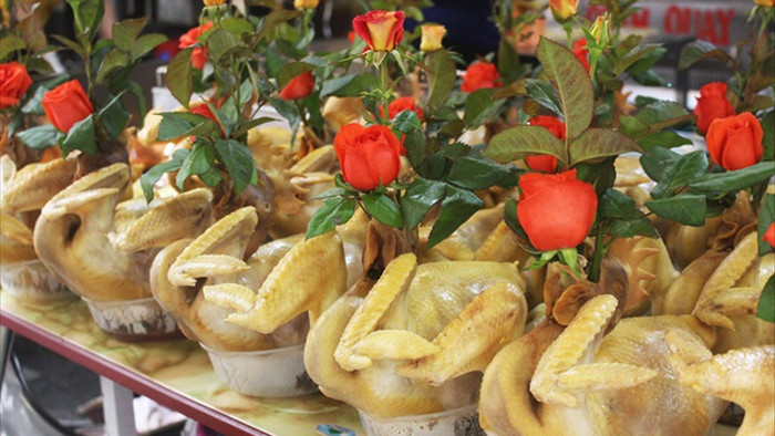 Gà ngậm hoa hồng đắt khách tại chợ nhà giàu Hà Nội ngày Rằm tháng Giêng - 3