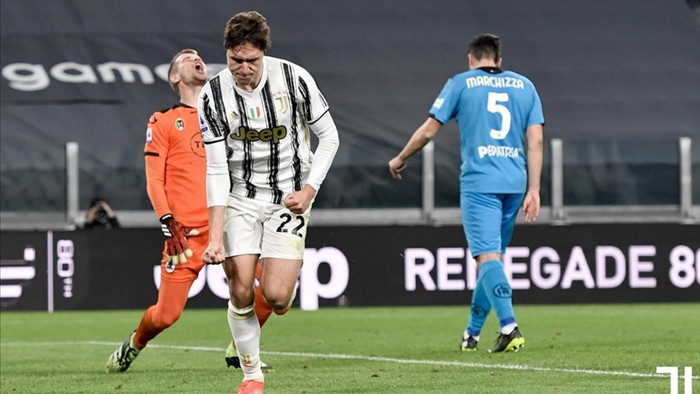 Ronaldo lập công ở trận đặc biệt, Juventus bám đuổi thành Milan