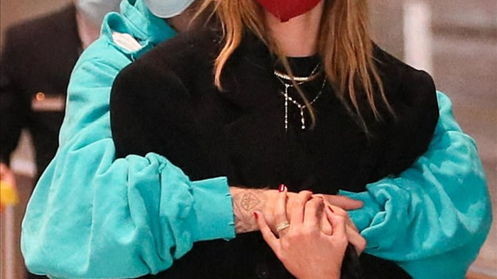 Justin Bieber - Hailey Baldwin gây chú ý khi xuất hiện tại sân bay Charles de Gaulle ở Paris hôm 3/3 vừa qua.