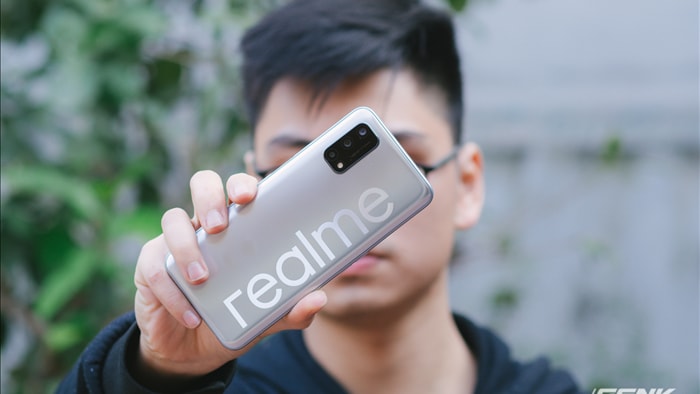 Những smartphone đáng mua nhất để dành tặng phái nữ nhân dịp 8/3 - Ảnh 2. Những smartphone đáng mua nhất để dành tặng phái nữ nhân dịp 8/3 - Ảnh 2.