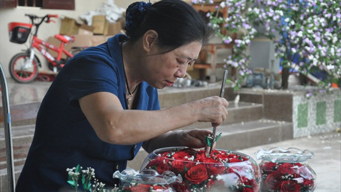 Khởi nghiệp 50 tuổi, nữ giúp việc trở thành chủ cơ sở hoa bất tử - 1