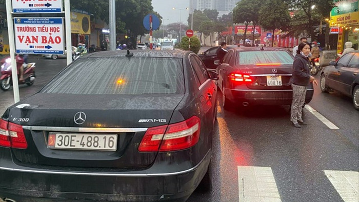Diễn biến mới nhất vụ 2 xe Mercedes trùng biển số chạm mặt nhau ở Hà Nội - 1