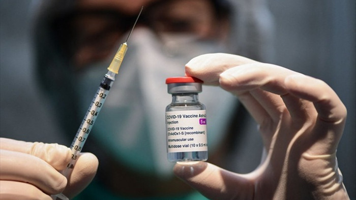 Ba nước châu Âu tạm ngừng tiêm vắc xin Covid-19 của AstraZeneca - 1