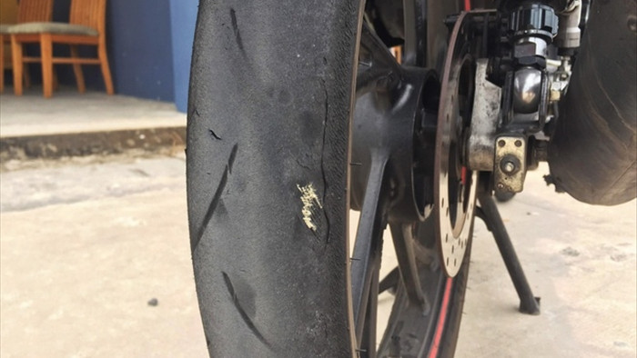 Dấu hiệu cảnh báo lốp xe máy cần được thay mới - 1