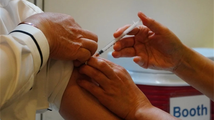 Một người Hong Kong liệt mặt sau khi tiêm vaccine của Trung Quốc - 1