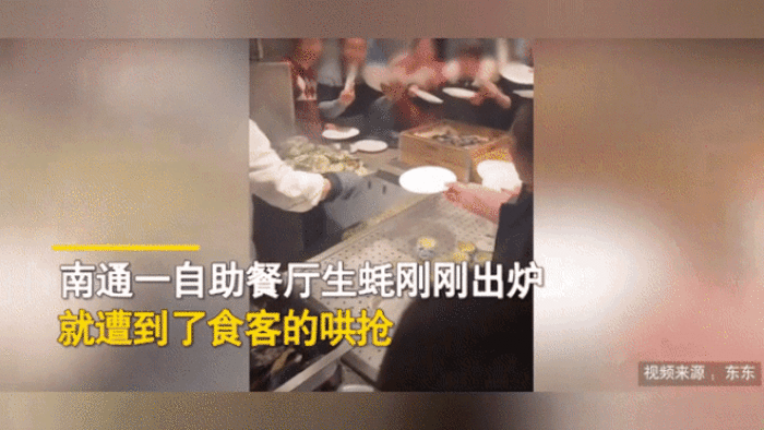 Choáng với cảnh khách Trung Quốc tranh giành đồ ăn buffet 'như đánh trận'
