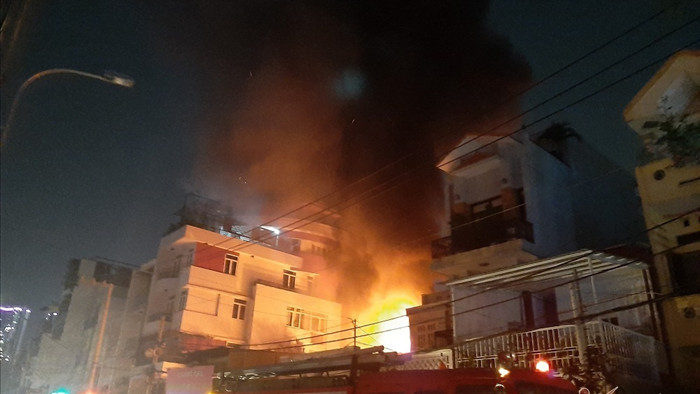 Sau tiếng nổ, cửa hàng đồ cũ ở Sài Gòn bốc cháy ngùn ngụt