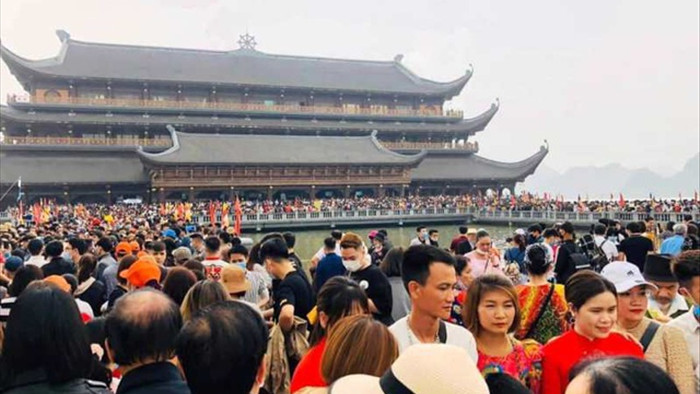 Đón 5 vạn người dịp cuối tuần, chùa Tam Chúc quá tải phải dừng bán vé - 1
