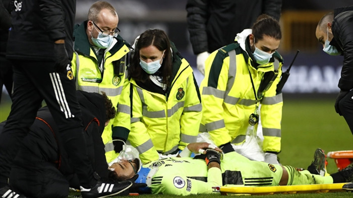 Chấn thương kinh hoàng, thủ môn Wolverhampton bất tỉnh rời sân - 3