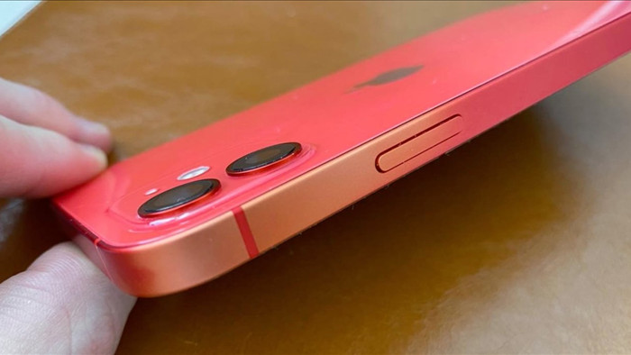 Nhiều mẫu iPhone 11 và iPhone 12 bị bay màu, lộ khung nhôm - Ảnh 1.