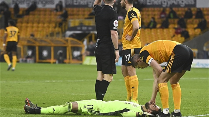 Chấn thương kinh hoàng, thủ môn Wolverhampton bất tỉnh rời sân - 2